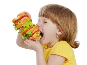 A kid eating to illustrate eating with crowns