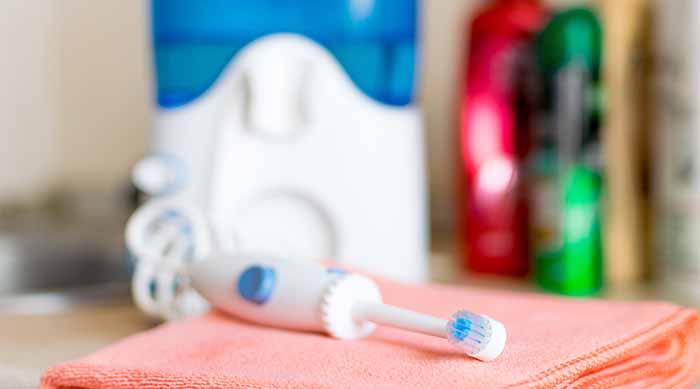 Oral irrigator to clean braces