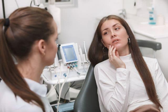 woman seeing an emergency dentist for a toothache